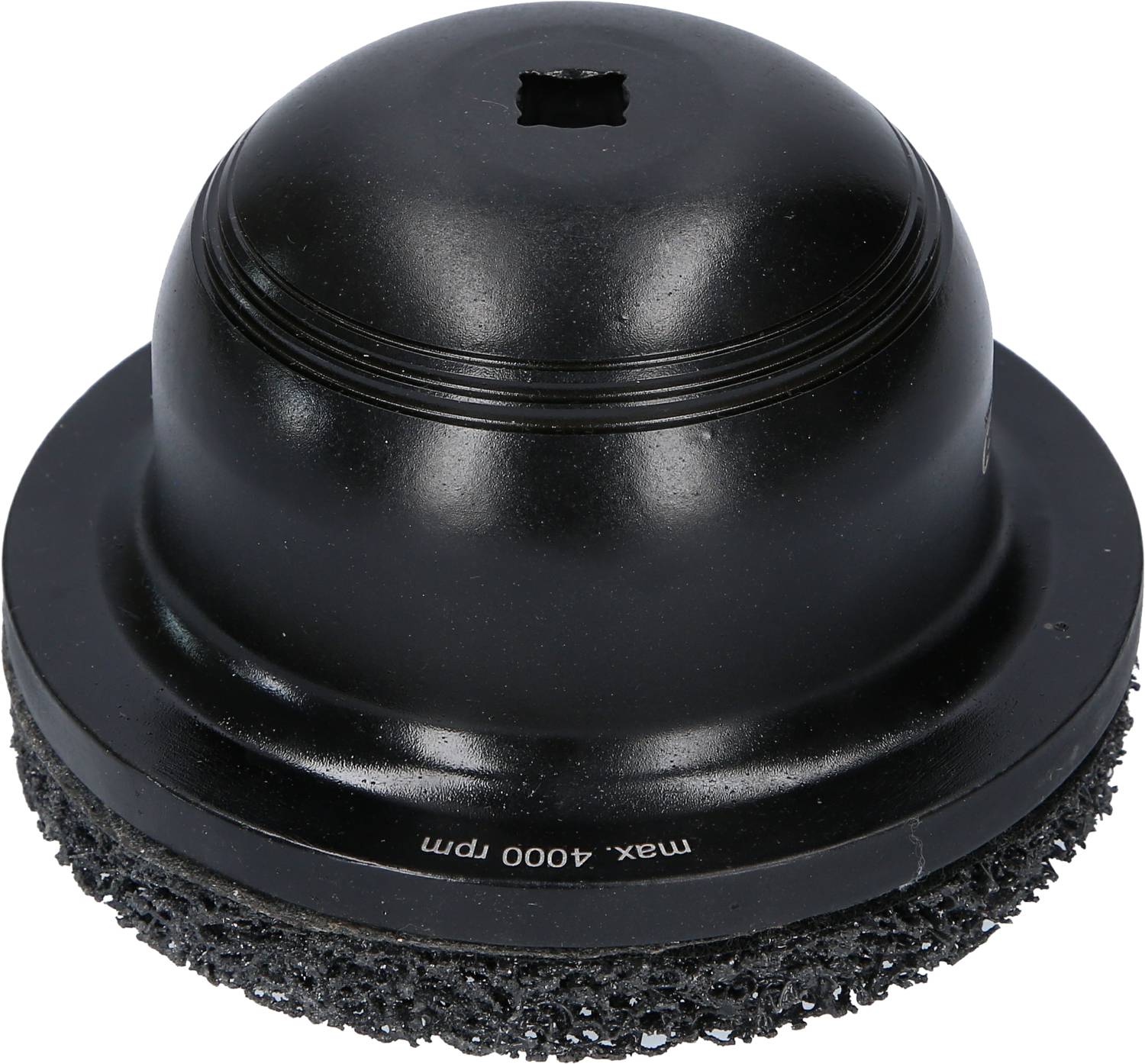 Czarny okrągły nasadka pędzla z teksturowanym spodem, odpowiedni do zadań czyszczących lub polerskich przy maksymalnie 4000 obr./min.