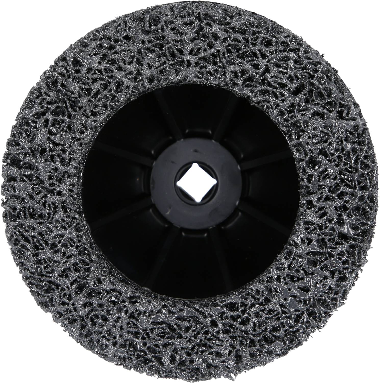 Czarna tarcza szlifierska z porowatym materiałem ściernym i kwadratowym otworem mocującym w centrum, widziana z góry.