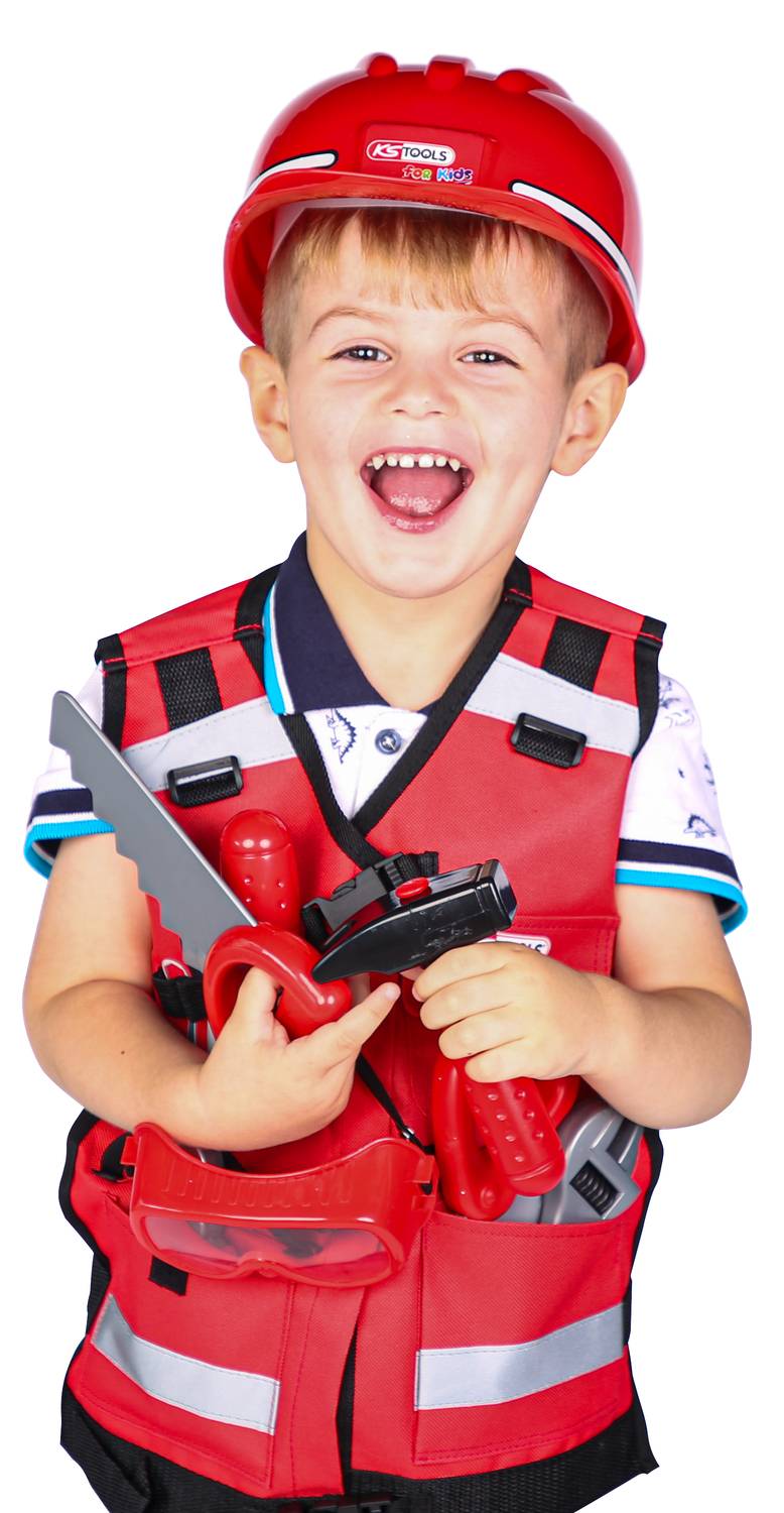 Dziecko nosi czerwony kask budowlańca i pasujący do niego dziecięcy strój robotnika budowlanego, uśmiechając się radośnie.