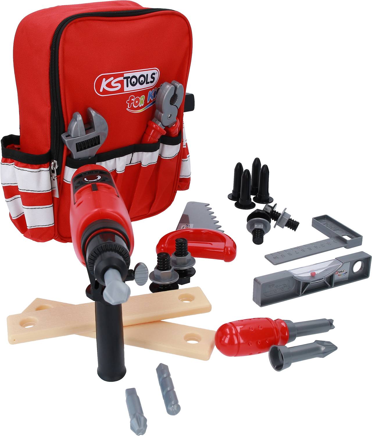 Czerwony plecak dziecięcy z zabawkowymi narzędziami: wiertarka, śrubokręt, klucz do nakrętek i piła.