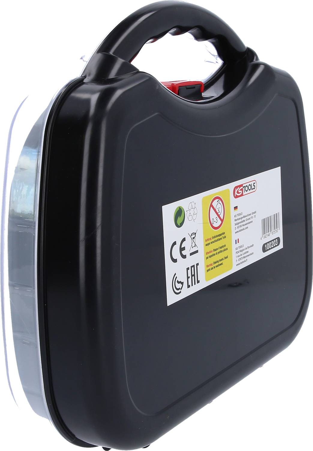 Czarny kufer na narzędzia z uchwytem, etykieta pokazuje informacje producenta oraz oznaczenia bezpieczeństwa.