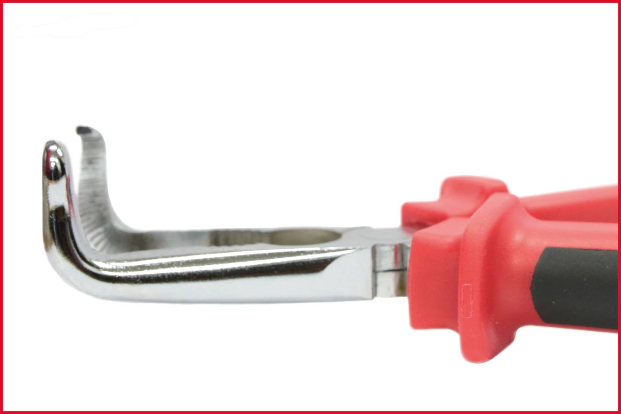 Zbliżenie narzędzia z czerwonym uchwytem, ukształtowanego na wzór otwieracza do butelek. Posiada metalowy, haczykowaty koniec.
