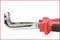 Zbliżenie narzędzia z czerwonym uchwytem, ukształtowanego na wzór otwieracza do butelek. Posiada metalowy, haczykowaty koniec.