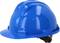 Niebieski kask ochronny, powszechnie stosowany w środowiskach budowlanych i przemysłowych w celu zapewnienia bezpieczeństwa użytkownikowi.