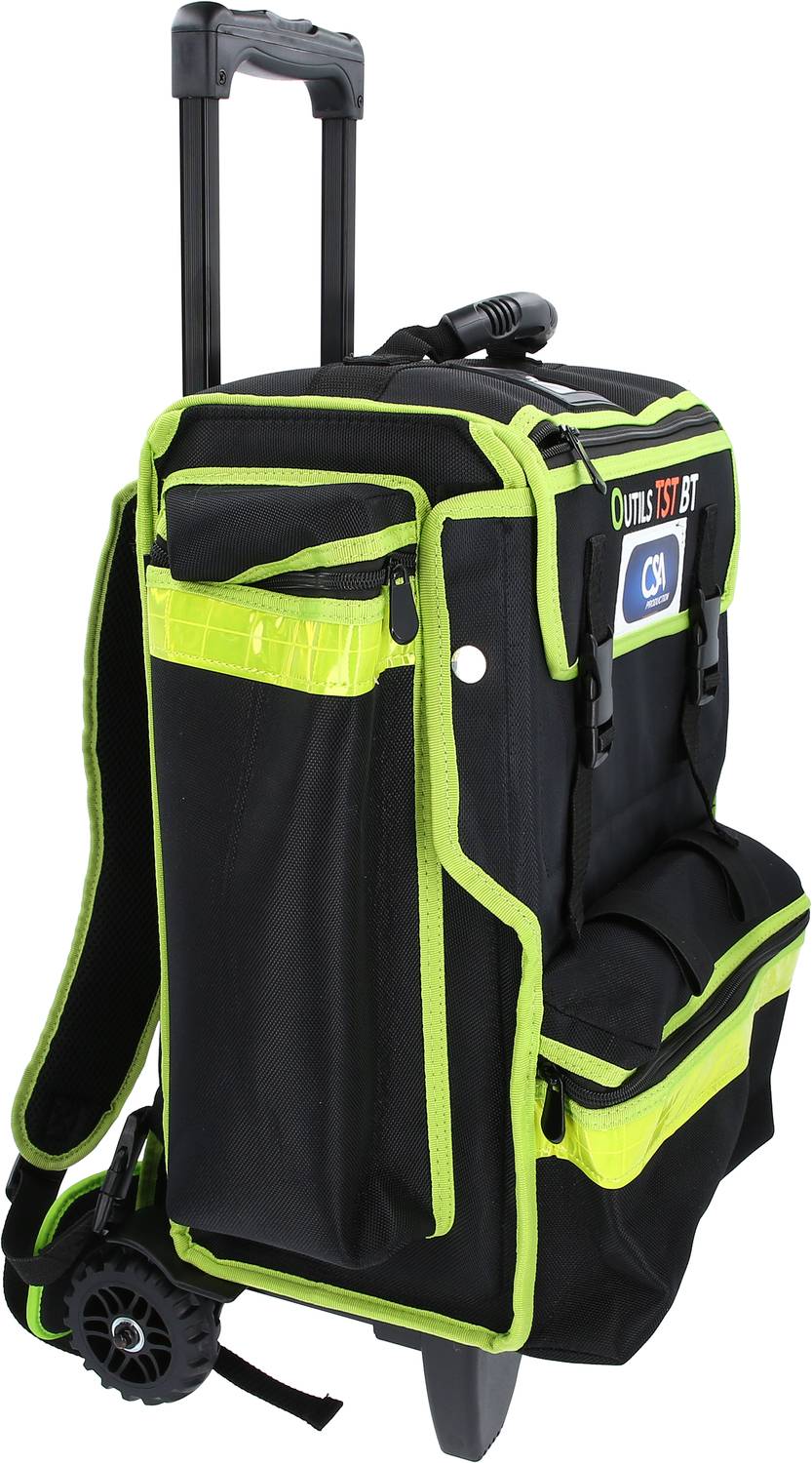 Czarny walizka na kółkach z żółtymi akcentami, wysuniętą rączką i dwoma kołami. Widoczne są kieszenie zapewniające łatwy dostęp.