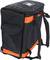 Czarny i pomarańczowy plecak z kieszenią boczną, odpowiedni do transportowania lub przechowywania przedmiotów.