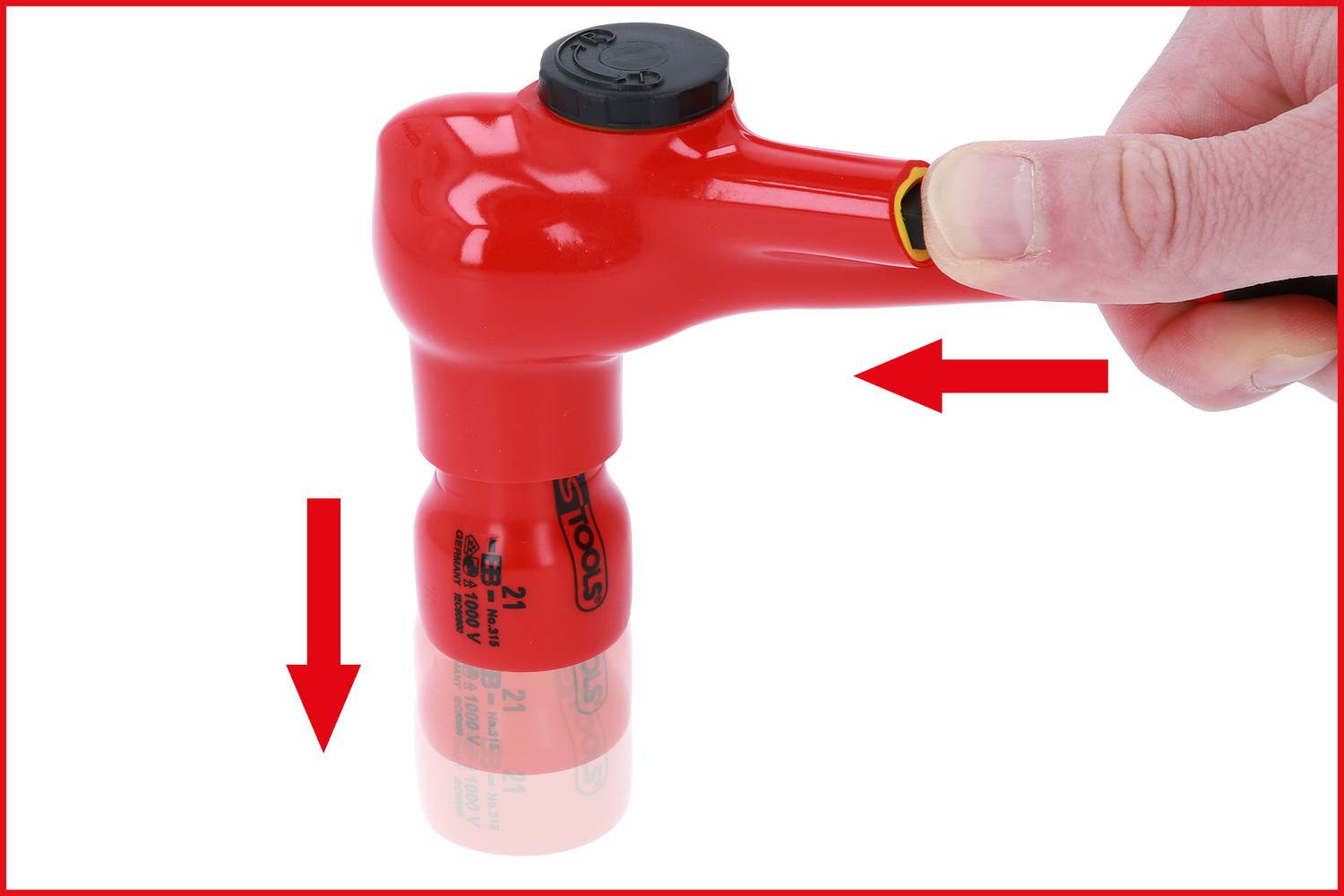 Czerwona grzechotka jest naciskana w dół, aby otworzyć zamknięcie. Kciuk wskazuje na dźwignię.