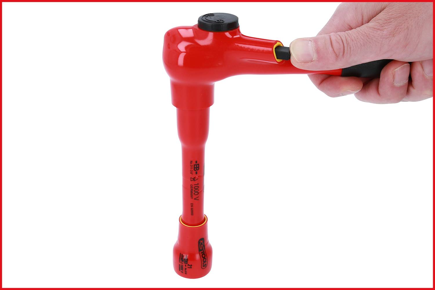Ręka trzyma czerwony, izolowany uchwyt klucza nasadowego z czarnym pokrętłem. Idealny do użycia w środowiskach elektrycznych.