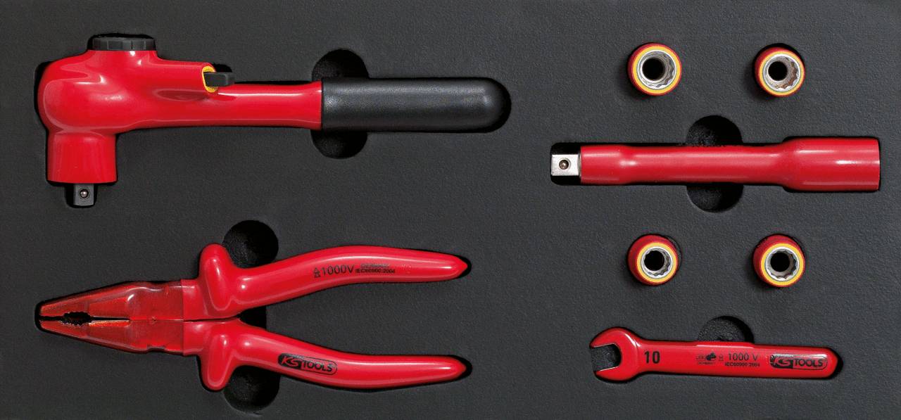 Zestaw izolowanych czerwonych narzędzi w wkładce piankowej. Zawiera szczypce, klucz zapadkowy, przedłużkę i nasadki.