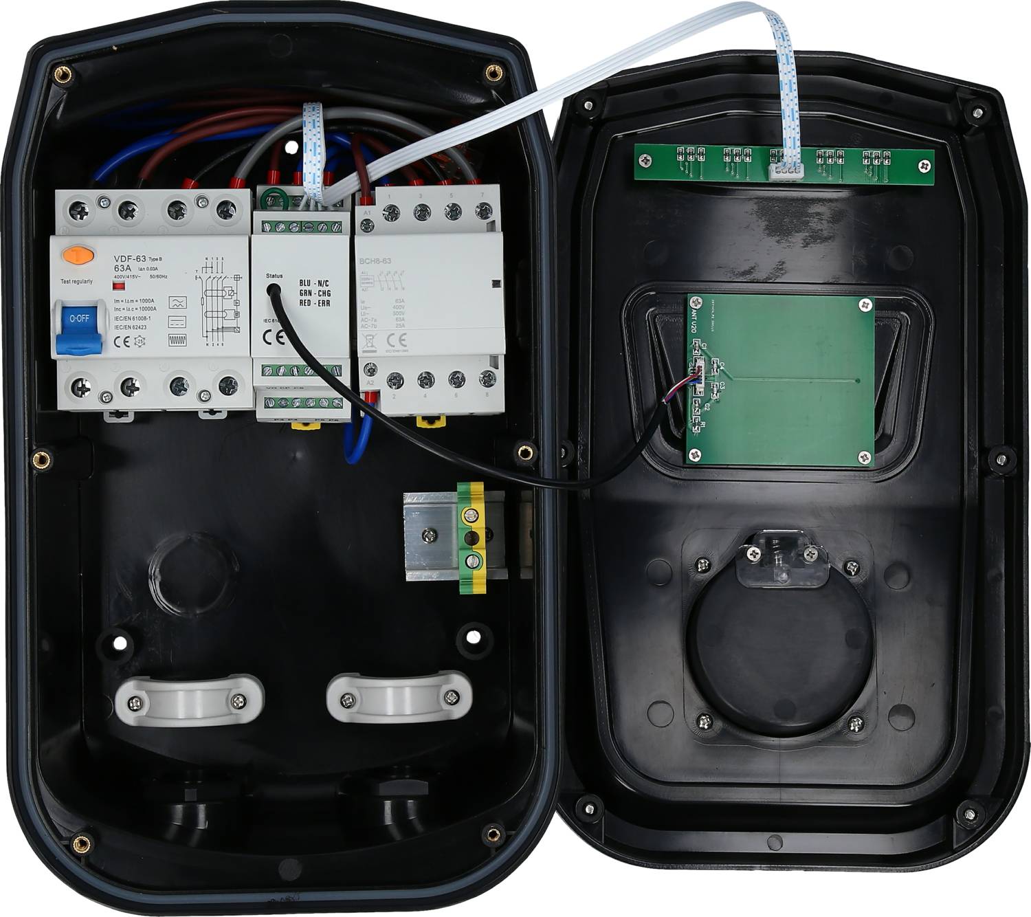 'Otwarta elektryczna obudowa z obwodem i przewodami, ukazująca wewnętrzne komponenty stacji ładowania lub urządzenia sterującego.'