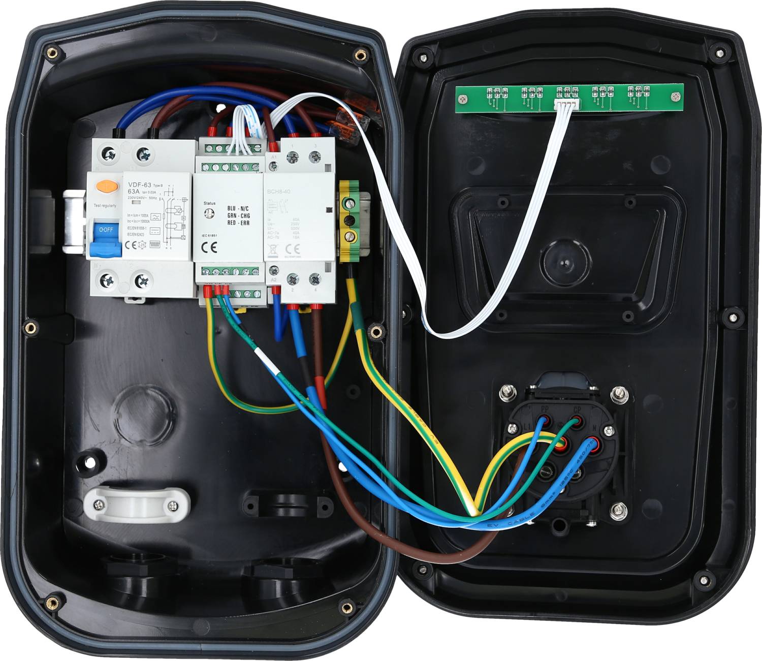 Elektryczny rozdzielacz z odkrytymi przewodami i obwodami. Po lewej stronie wyłącznik główny, po prawej moduł przyłączeniowy.