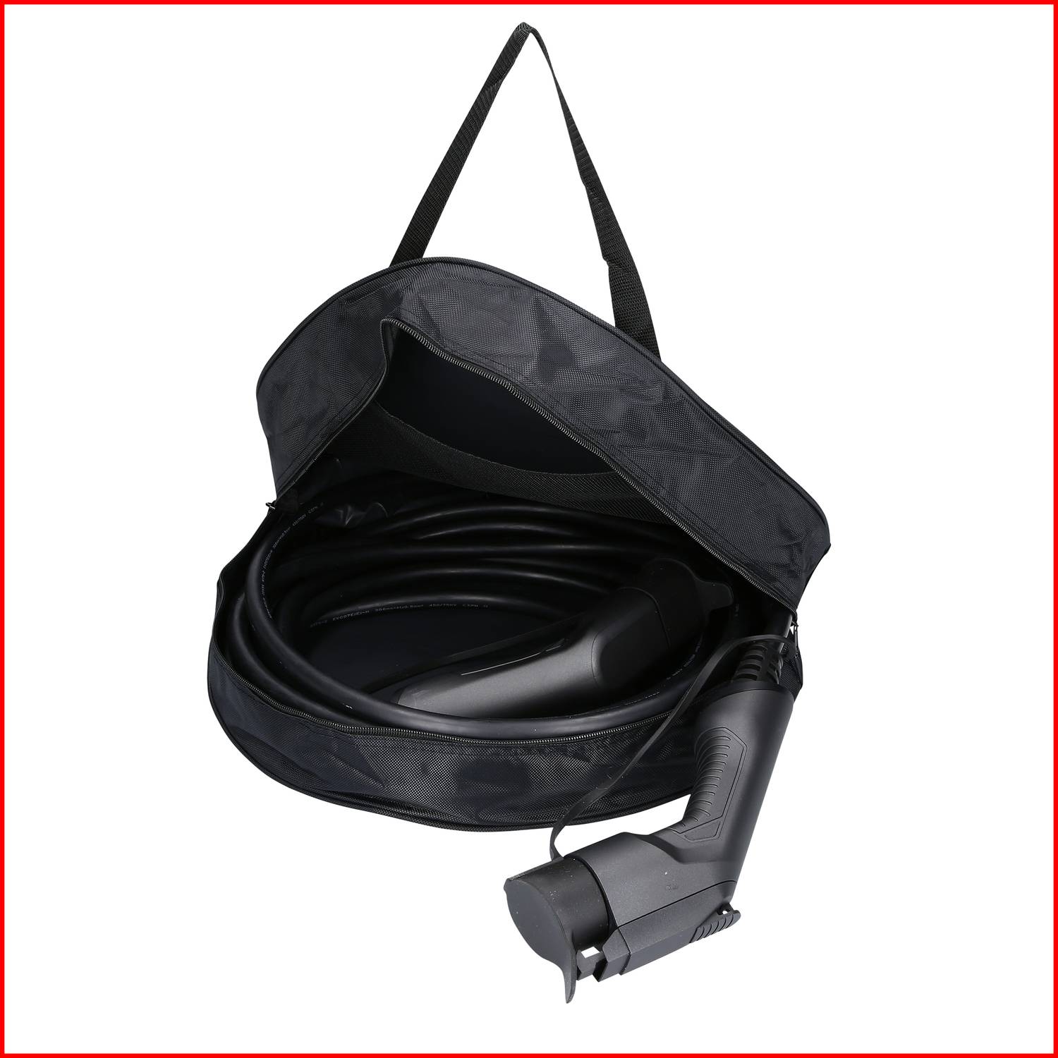 Czarny kabel z wtyczkami do ładowania samochodu elektrycznego jest przechowywany w otwartej, czarnej torbie.