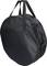 Czarna, okrągła torba na ramię z dwoma uchwytami i zamkiem błyskawicznym, odpowiednia do przewożenia przedmiotów takich jak instrumenty muzyczne.
