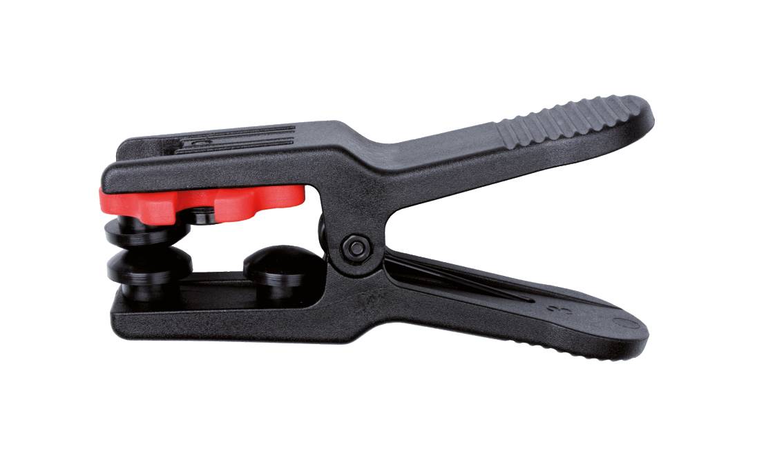 Czarna plastikowa klamerka z czerwonymi gumowymi zderzakami, widok z boku. Nadaje się do przytrzymywania materiałów podczas prac rzemieślniczych lub naprawczych.