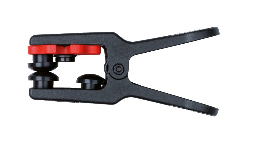Czarny plastikowy klips z czerwonym mechanizmem mocującym, zamknięty. Używany głównie do przytrzymywania lub mocowania materiałów.