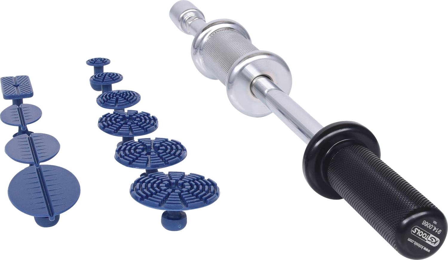 Srebrny pręt z czarną rączką leży obok rzędu niebieskich, okrągłych krążków o różnych wzorach.