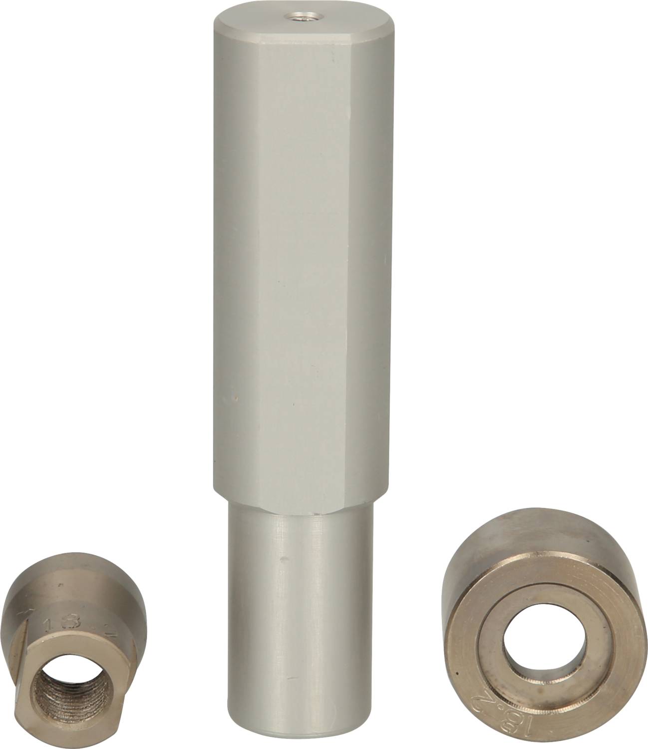 Srebrny cylinder metalowy z dwoma przylegającymi metalowymi elementami pod kątem, prawdopodobnie częściami łączącymi.