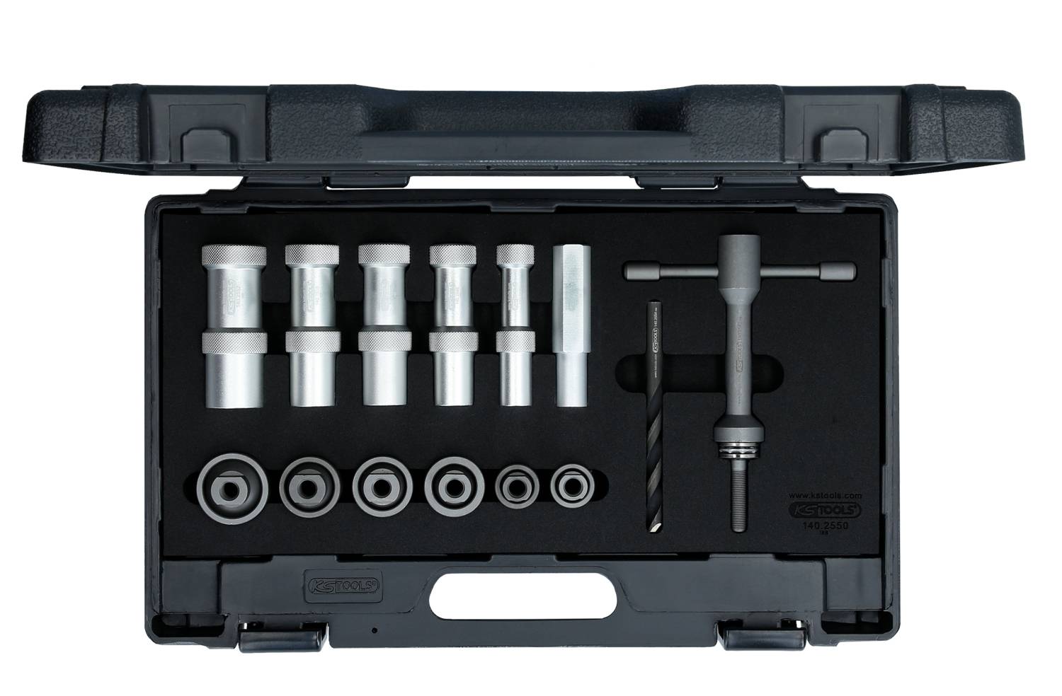 Czarny kufer na narzędzia z posortowanymi częściami metalowymi i narzędziami, w tym uchwytem w kształcie litery T i wiertłem.