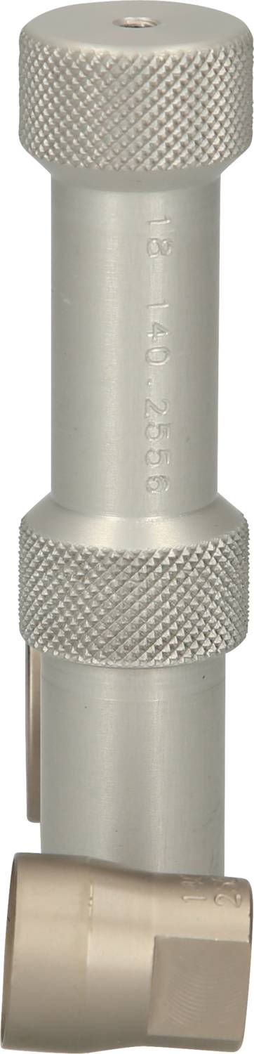 Srebrny metalowy adapter o chropowatej powierzchni, cylindrycznym kształcie i kącie na końcu. Możliwe zastosowanie do podłączenia lub połączenia.