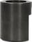 Masywny cylindryczny element metalowy o gładkiej, ciemnej powierzchni z wycięciem z boku, prawdopodobnie część stosowana w urządzeniach mechanicznych.