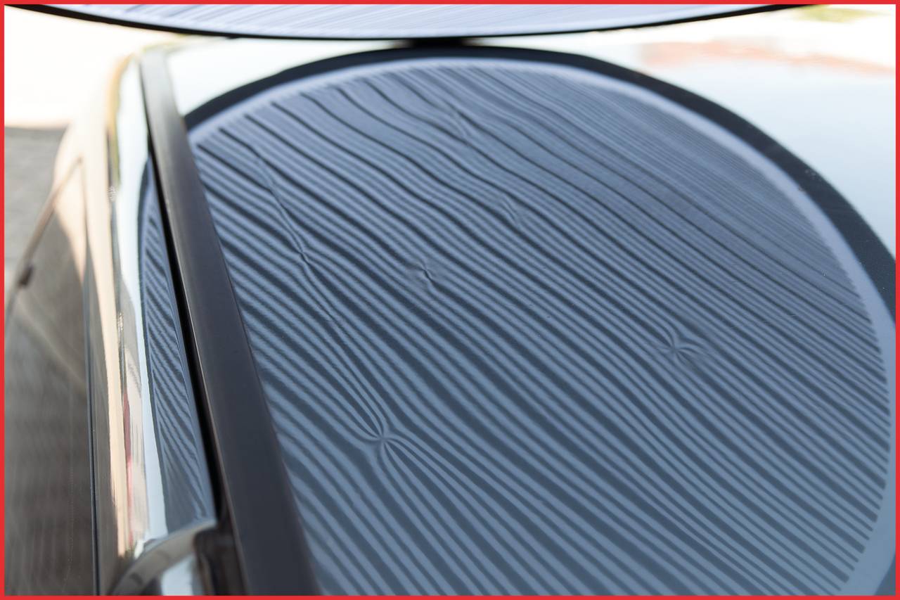 Zbliżenie niebieskiego projektu powierzchni z delikatnymi, falistymi liniami i symetrycznymi wzorami.