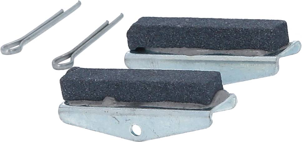 'Dwie czarne klocki hamulcowe z metalową ramką i dwa srebrne spinacze obok. Używane w mechanicznych systemach hamulcowych w rowerach.'