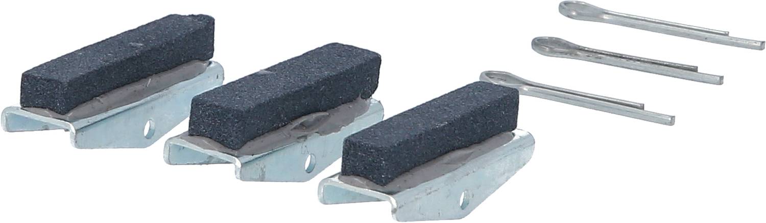 Trzy klocki hamulcowe do roweru i sworznie mocujące na białym tle.