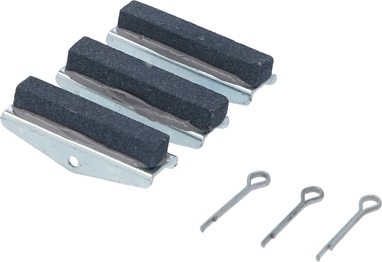 Cztery czarne klocki hamulcowe z metalowymi uchwytami, obok nich trzy sworznie.