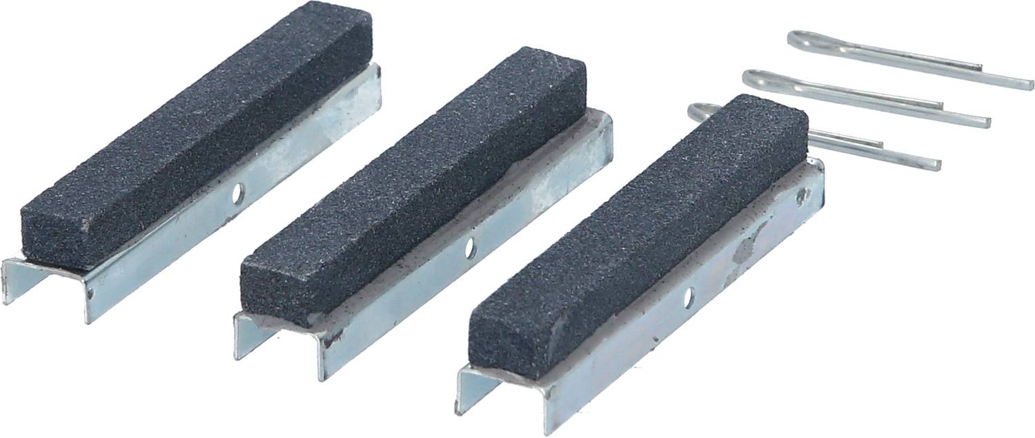 Trzy szare kamienie szlifierskie z metalową oprawą i trzy srebrne pióra obok, prawdopodobnie części zamienne lub akcesoria.