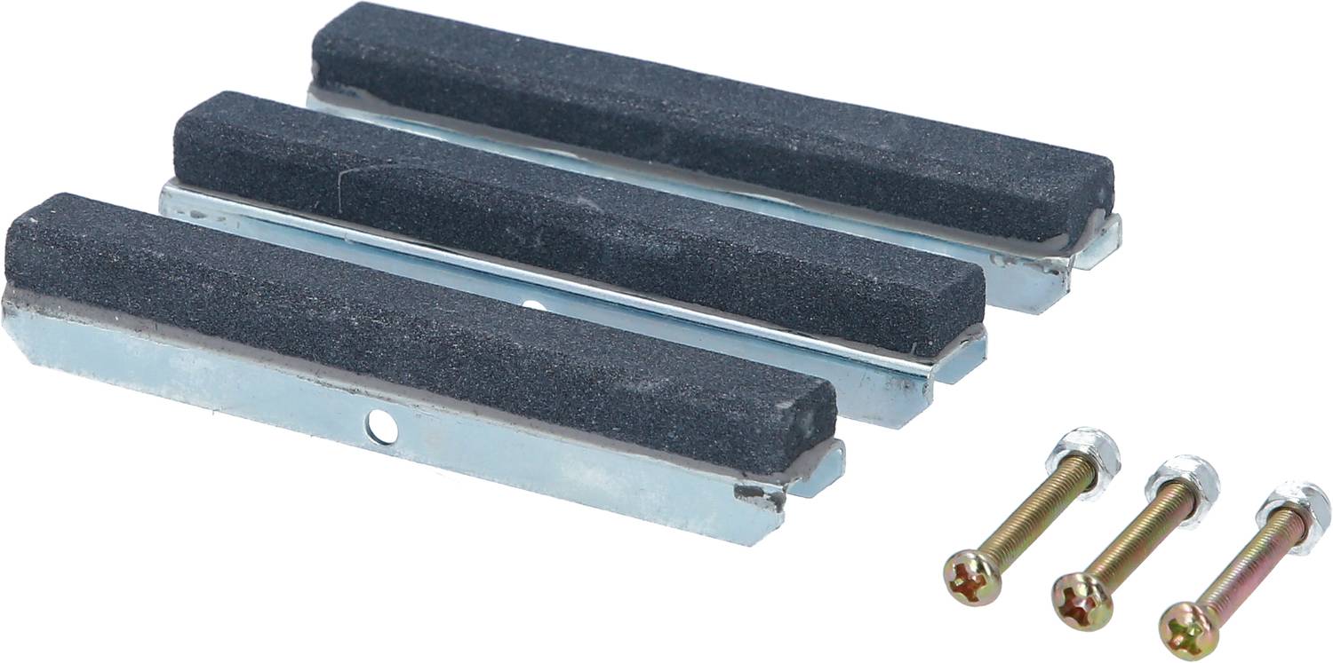 Dwie czarne listwy gumowe na metalowej ramie, obok trzech złotych śrub z nakrętkami na białym tle.