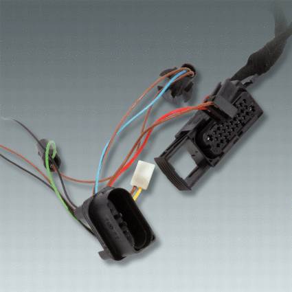 Wielożyłowy kabel ze złączami, kolorowe przewody odsłonięte. Komponenty przyłączeniowe dla urządzeń elektronicznych w branży motoryzacyjnej.