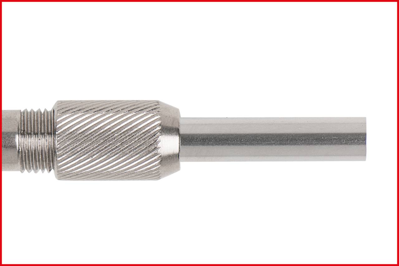 Metalowe narzędzie z żebrowanym uchwytem i gładkim, cylindrycznym zakończeniem.