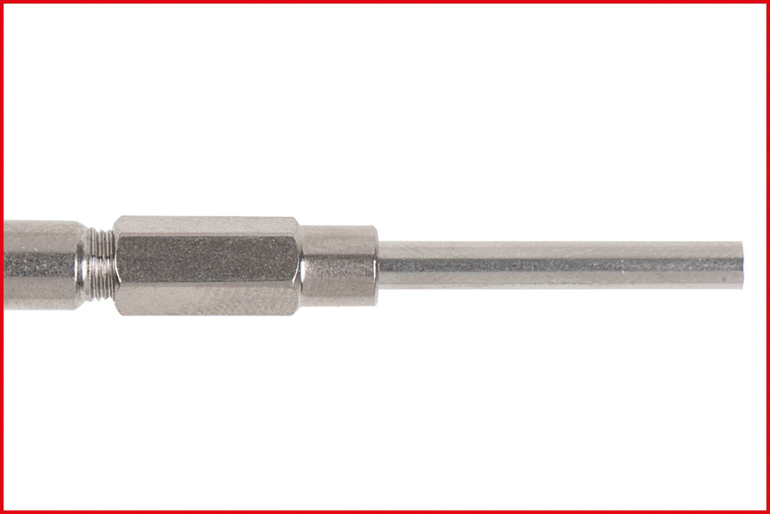 Srebrny metalowy pręt z sześciokątnym pogrubieniem pośrodku, sfotografowany na białym tle.