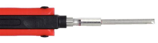 Lutownica z czerwoną rękojeścią i metalowym grotem, używana głównie w elektronice i obróbce metali.