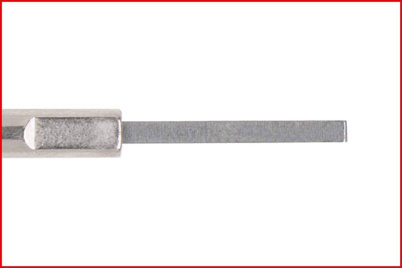 Srebrne, prostokątne narzędzie metalowe o płaskim czubku, prawdopodobnie śrubokręt lub narzędzie dźwigniowe.