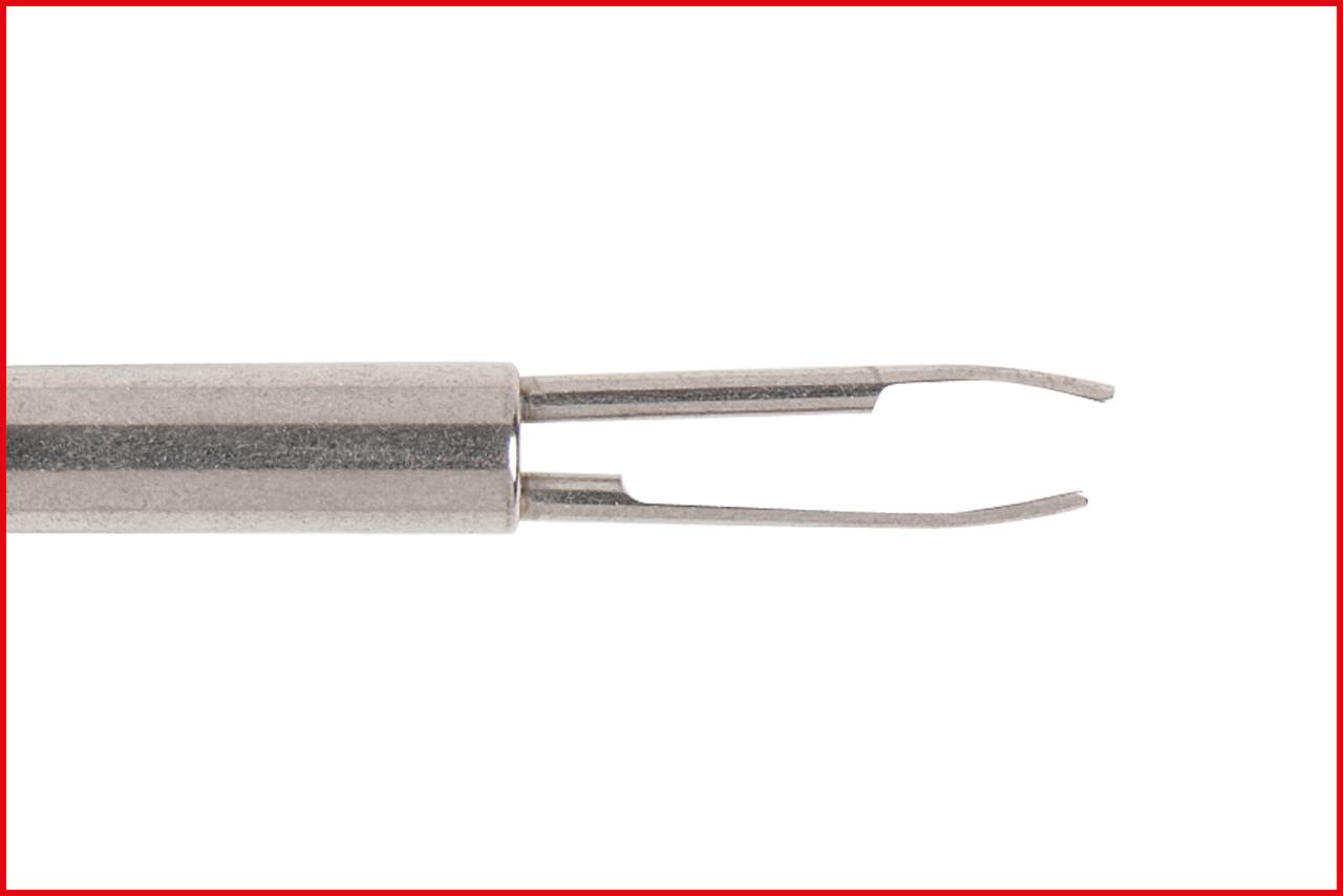 Zbliżenie instrumentu medycznego z metalowymi końcówkami.