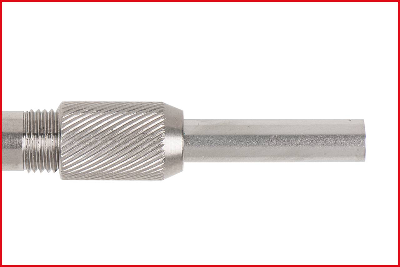 Srebrny, żebrowany pręt metalowy z gładkim, cylindrycznym końcem na białym tle.