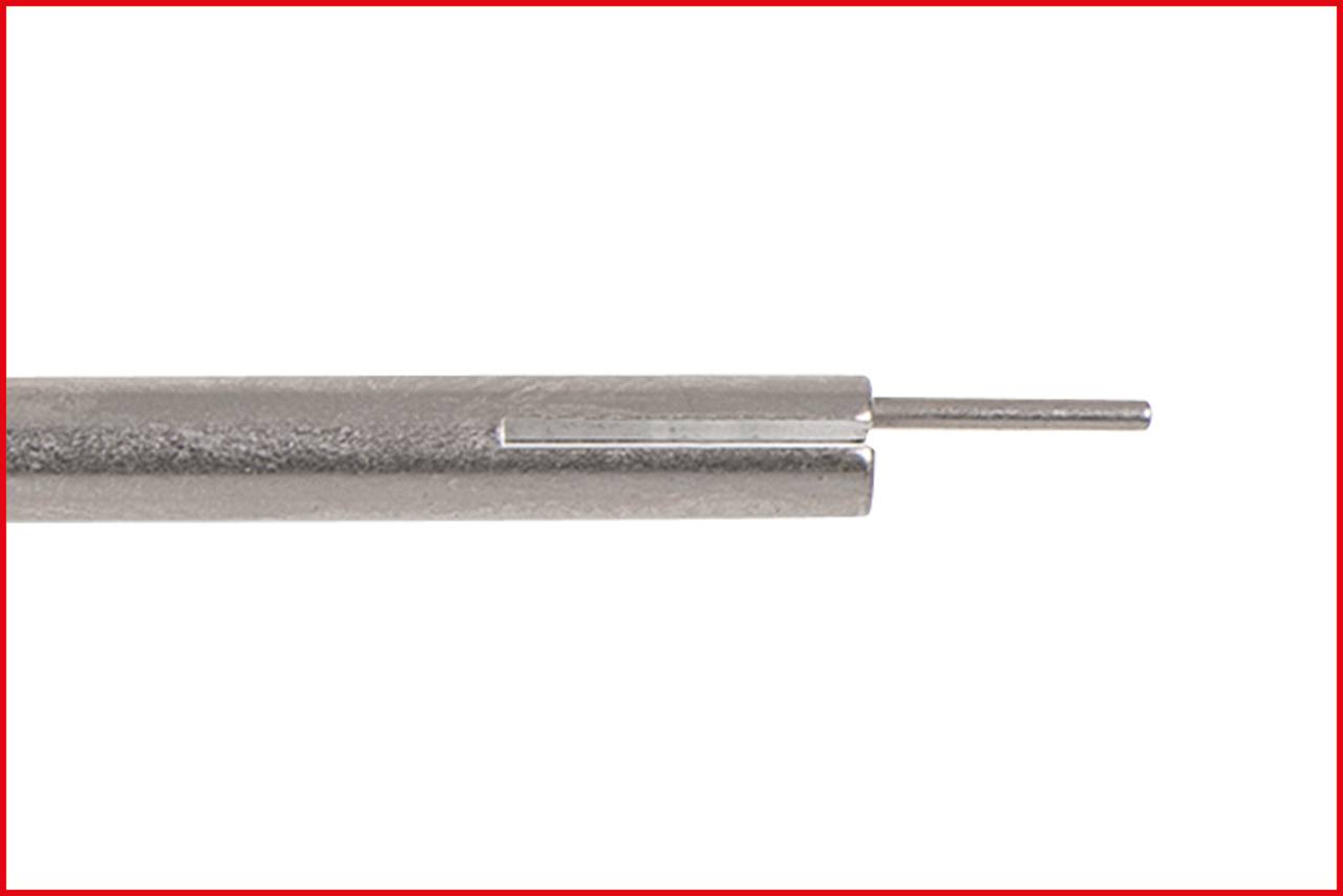 Metalowy grotnik na białym tle. Powszechnie stosowany w przyborach piśmienniczych, takich jak długopis.