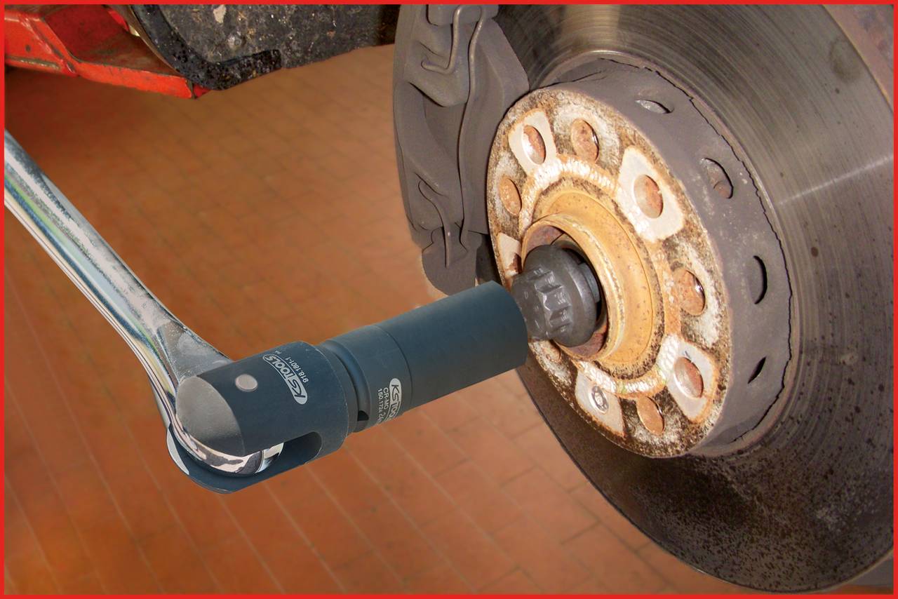 Bliski widok bieżnika opony samochodowej podczas obróbki elektrycznym kluczem dynamometrycznym.