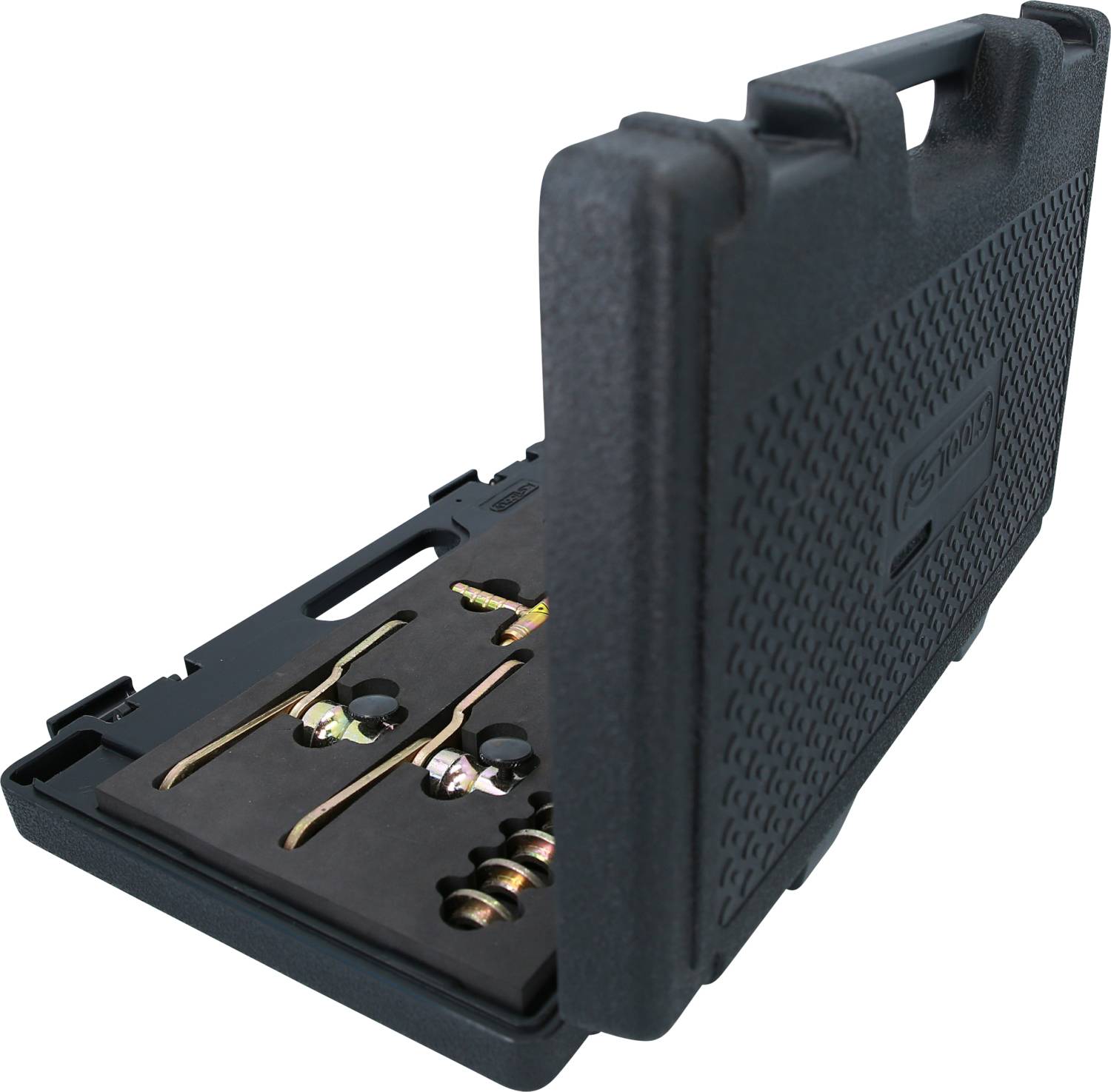 Czarny kufer na narzędzia, częściowo otwarty, ukazuje wewnątrz kilka metalowych narzędzi i adapterów.