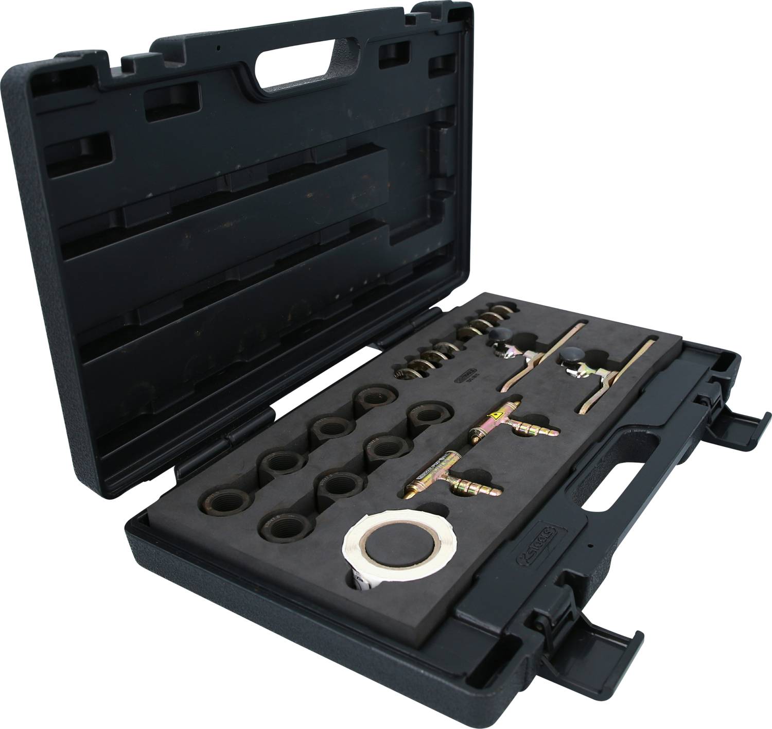 Otwarty kufer z narzędziami z różnymi kluczami nasadowymi i akcesoriami. Przeznaczony głównie do prac mechanicznych.