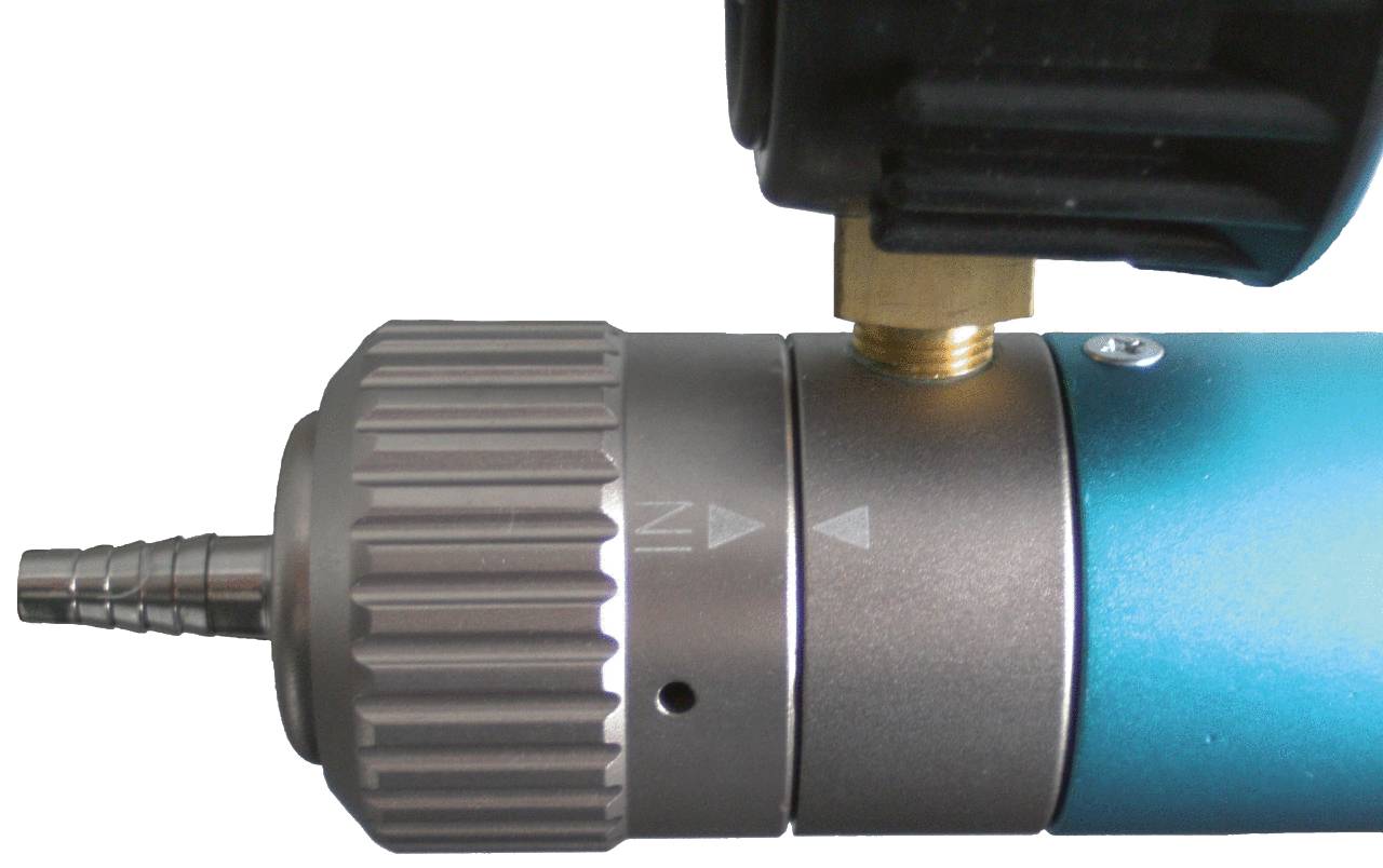 Zbliżenie śrubokręta z metalową obudową i rowkowanym uchwytem. Na górze widoczny jest czarny pokrętło.