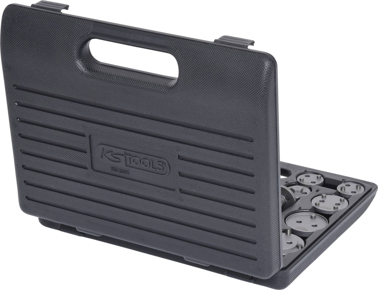 Czarny, plastikowy kufer na narzędzia z wygrawerowanym logo, z nakładającymi się przegródkami do przechowywania nakrętek, prezentowany w otwartej formie.