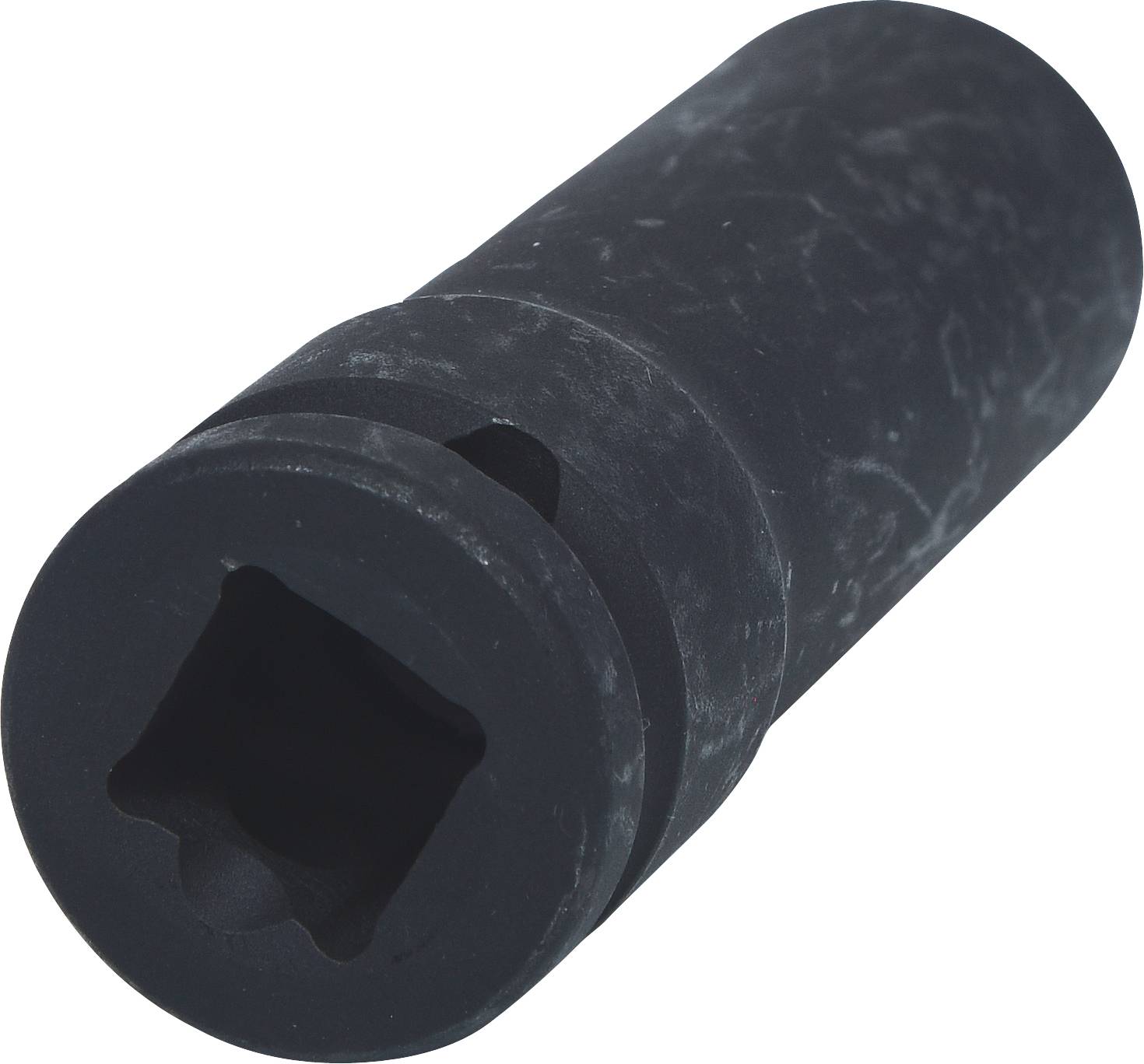 Czarny klucz nasadowy z kwadratowym otworem, używany do mocowania lub odkręcania śrub lub nakrętek.