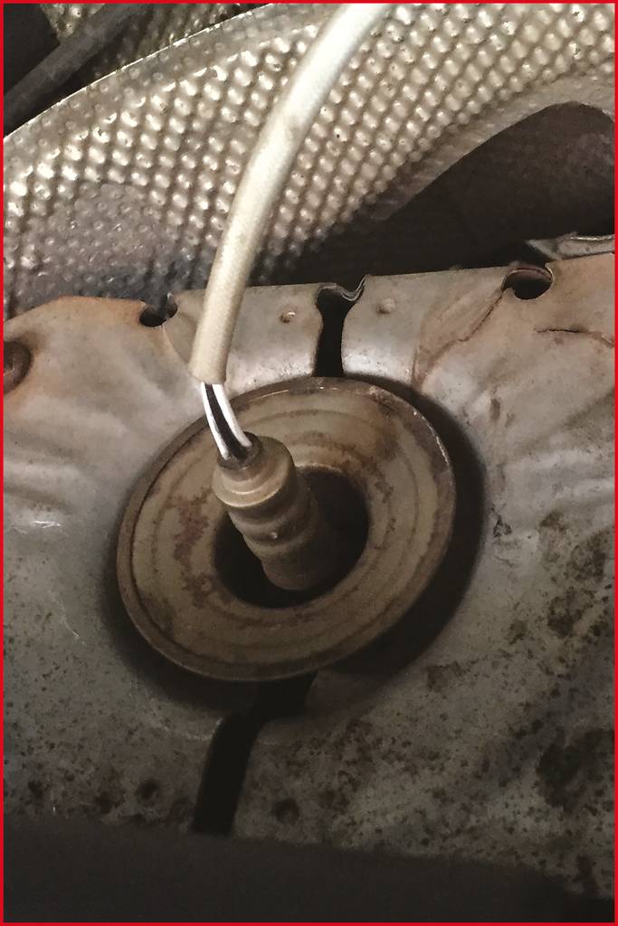 Czujnik umieszczony jest w rurze wydechowej, otoczony metalem i materiałem izolacyjnym. Najprawdopodobniej jest to sonda lambda.