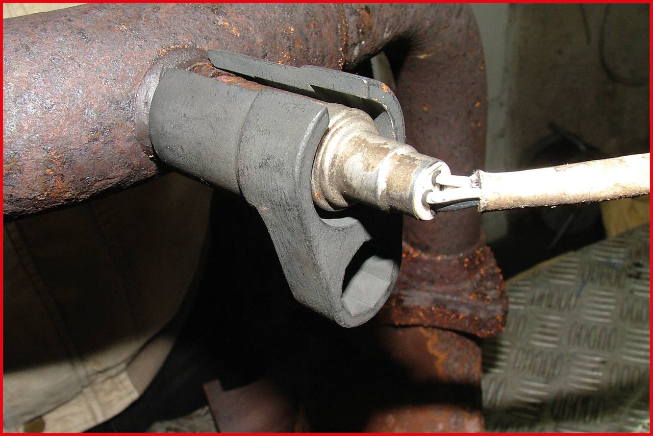 Świeca zapłonowa jest zamontowana w układzie wydechowym. Jest charakterystyczna ze względu na korozję i zużycie i prawdopodobnie służy do sprawdzenia funkcjonalności.