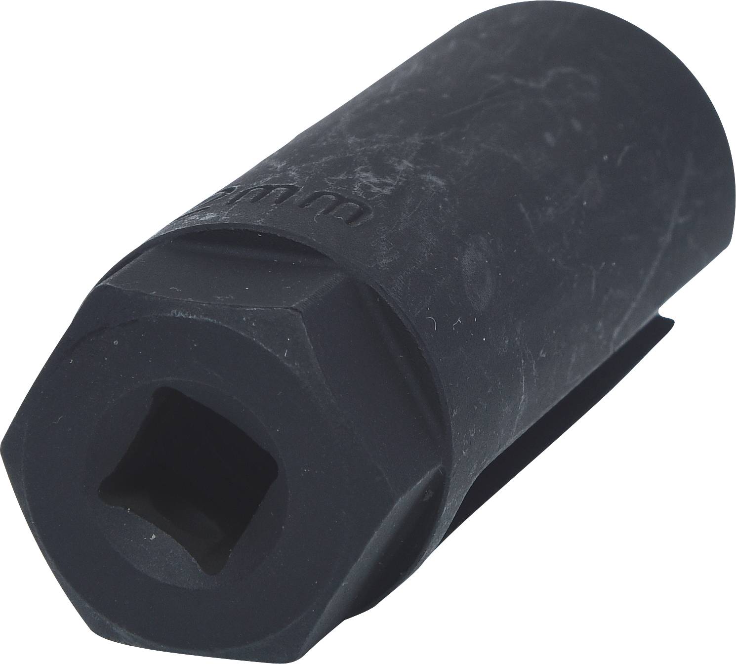 Czarny, cylindryczny adapter z kwadratowym otworem i ściętym końcem, prawdopodobnie końcówka narzędziowa.