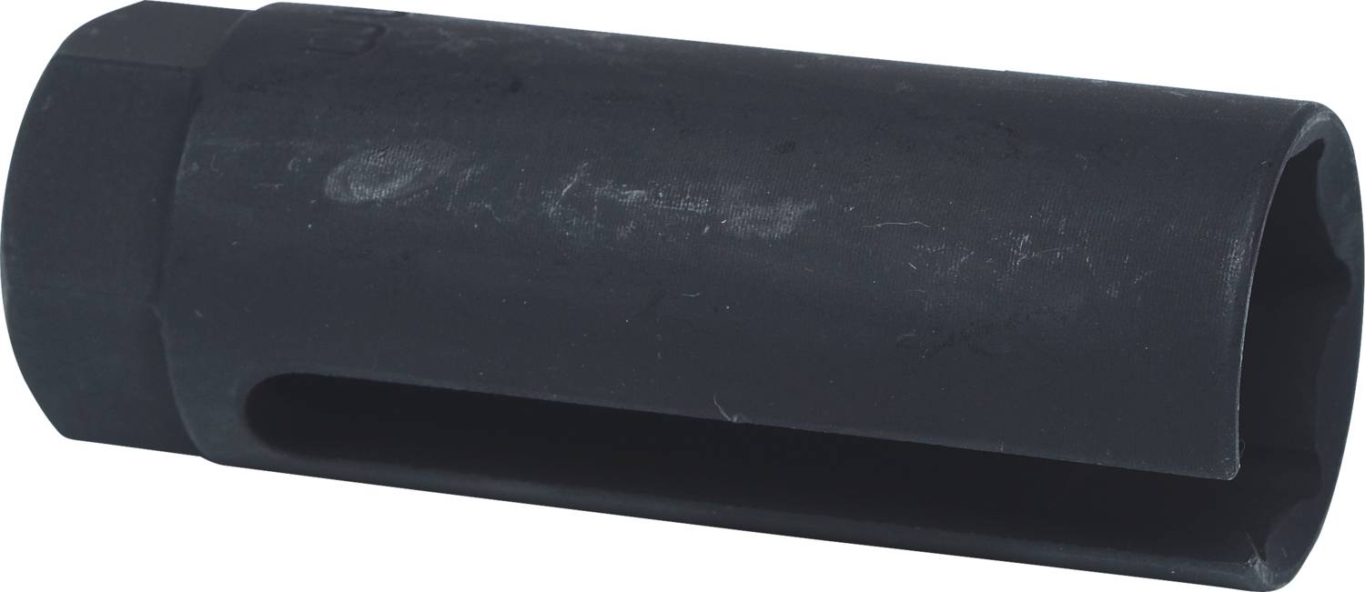 Czarny, cylindryczny adapter metalowy z podłużną szczeliną wzdłuż boku. Adapter posiada sześciokątną podstawę.