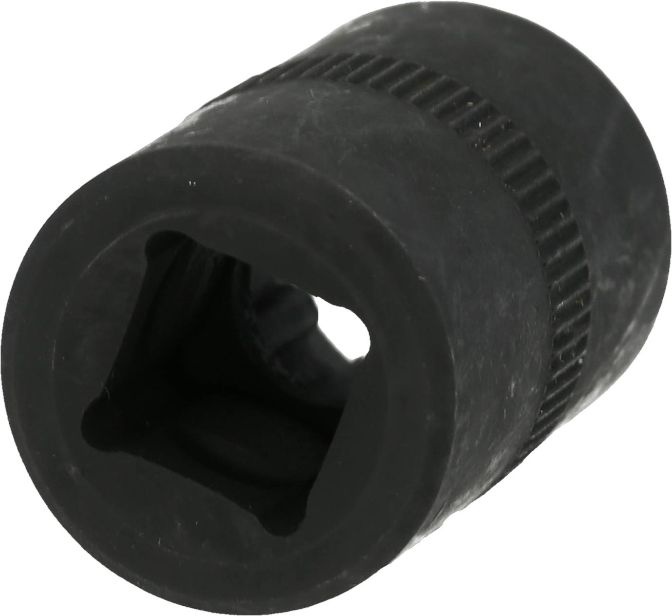 Czarny metalowy adapter z karbowanym brzegiem i kwadratowym otworem pośrodku, prawdopodobnie będący częścią jakiegoś narzędzia.