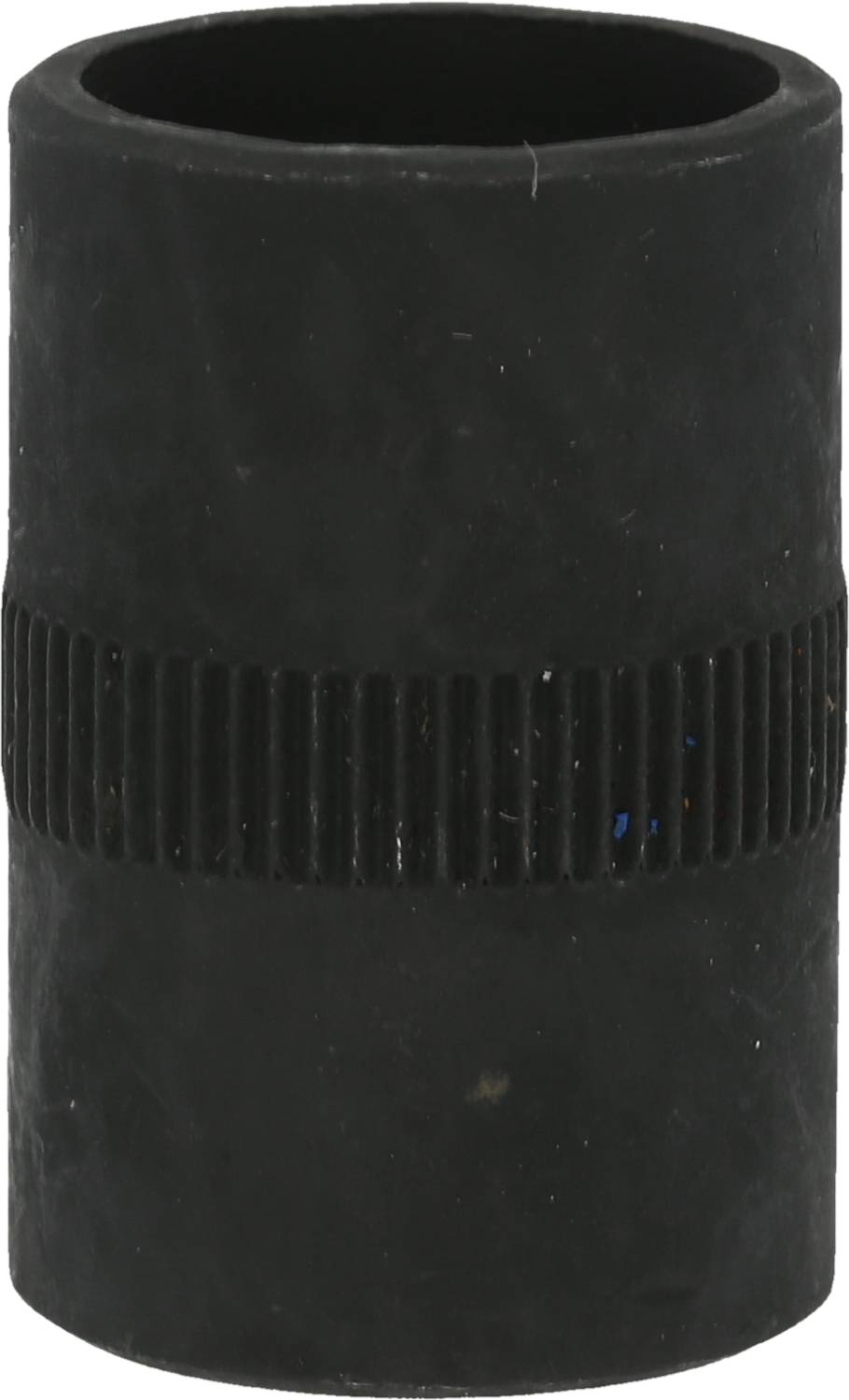 Czarny, cylindryczny adapter z prążkowaną częścią środkową, prawdopodobnie służący do łączenia węży lub systemów rurowych.